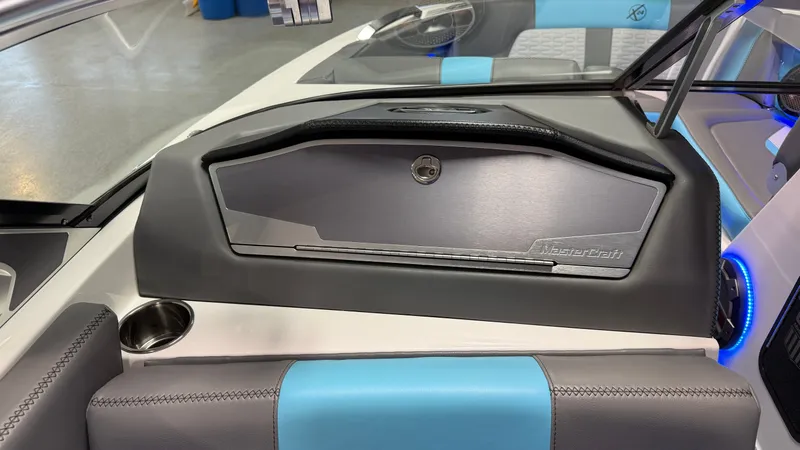 Slide: The Image of MasterCraft X24 2019 - 63
