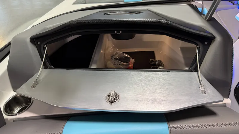 Slide: The Image of MasterCraft X24 2019 - 65