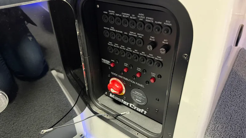 Slide: The Image of MasterCraft X24 2019 - 87