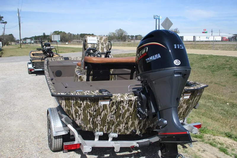 Slide: The Image of Avid 20 Rogue CC 2026 boat with Yamaha 115 engine on a trailer. - 6