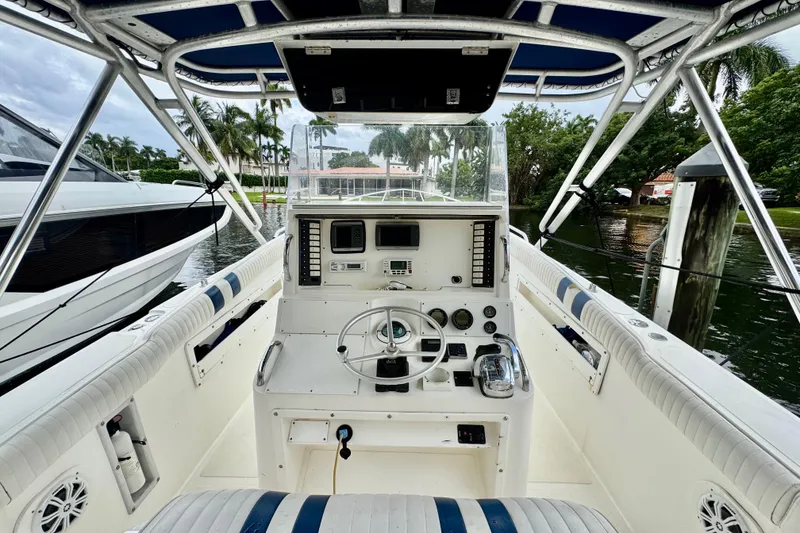 Slide: The Image of Throttle controls on a 1996 Marlin 35 CC Sportfish boat, featuring Suzuki branding. - 18