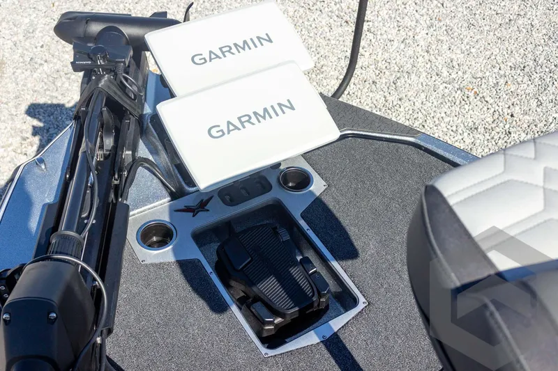 Slide: The Image of Vexus VXs20 2026 boat with dual Garmin displays and foot pedal control. - 32