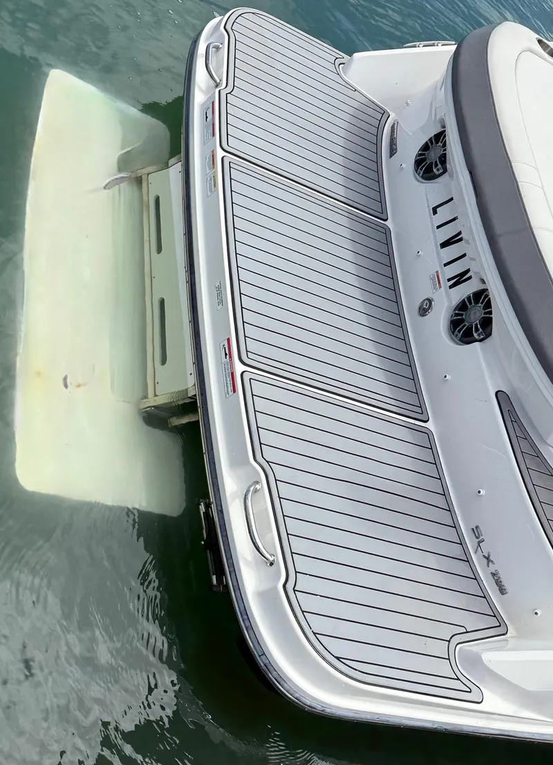 Slide: The Image of 2020 Sea Ray SLX 280 boat with swim platform on water. - 23