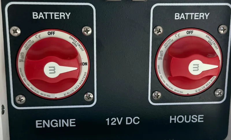 Slide: The Image of Battery switches on a 2020 Sea Ray SLX 280 boat, labeled for engine and house. - 29