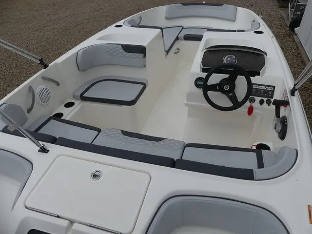 Slide: The Image of Bayliner Element M17 2022 - 10