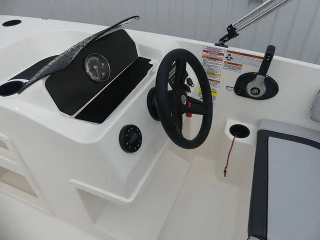 Slide: The Image of Bayliner Element M17 2022 - 13