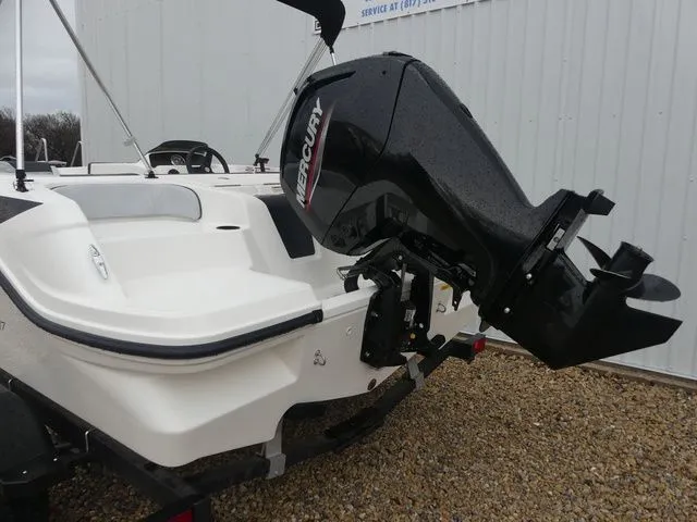 Slide: The Image of Bayliner Element M17 2022 - 4