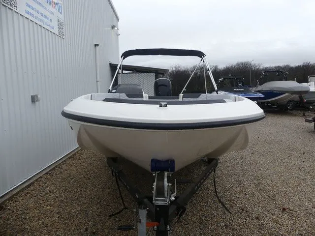 Slide: The Image of Bayliner Element M17 2022 - 9