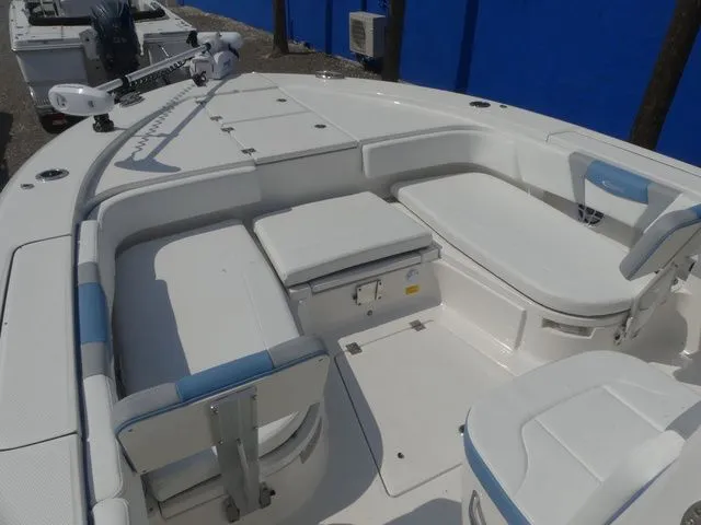 Slide: The Image of Robalo 266 Cayman 2026 - 12