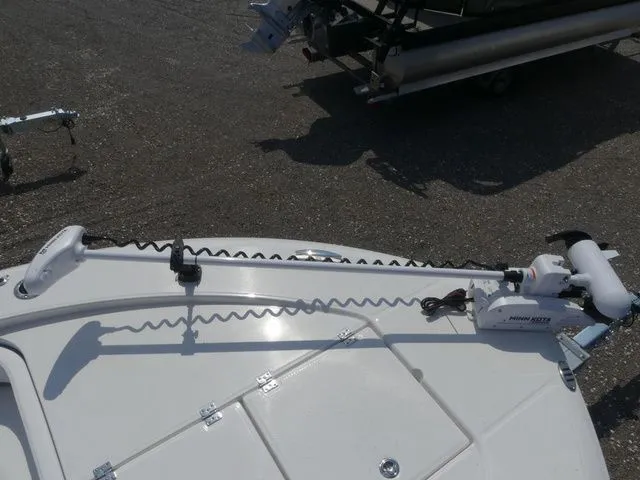 Slide: The Image of Robalo 266 Cayman 2026 - 13