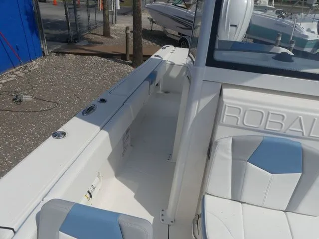 Slide: The Image of Robalo 266 Cayman 2026 - 16