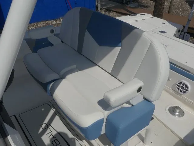 Slide: The Image of Robalo 266 Cayman 2026 - 18