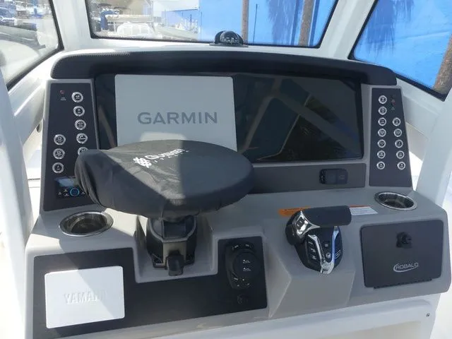 Slide: The Image of Robalo 266 Cayman 2026 - 19