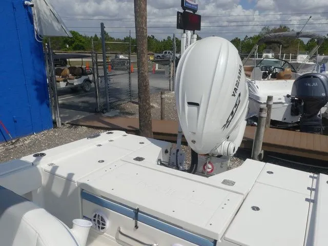 Slide: The Image of Robalo 266 Cayman 2026 - 20