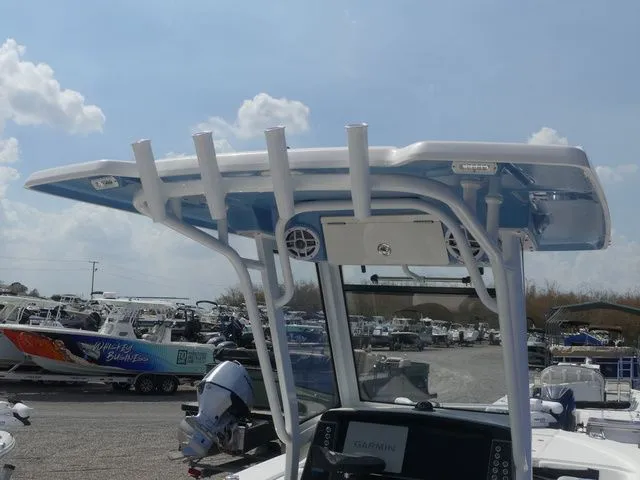 Slide: The Image of Robalo 266 Cayman 2026 - 21