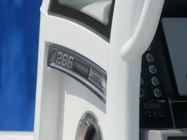 Slide: The Image of Robalo 266 Cayman 2026 - 8