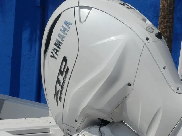 Slide: The Image of Robalo 266 Cayman 2026 - 9