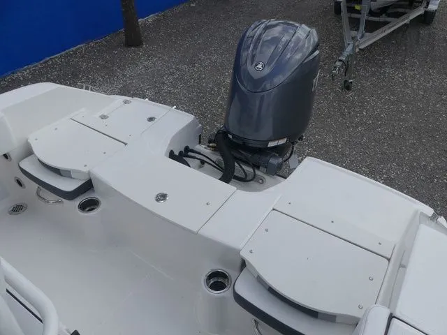 Slide: The Image of Robalo R180 Center Console 2026 - 20