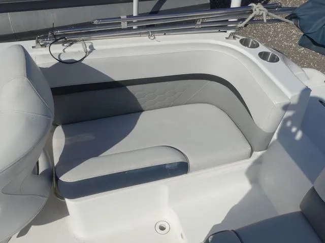 Slide: The Image of Hurricane SunDeck Sport 192 OB 2022 - 14