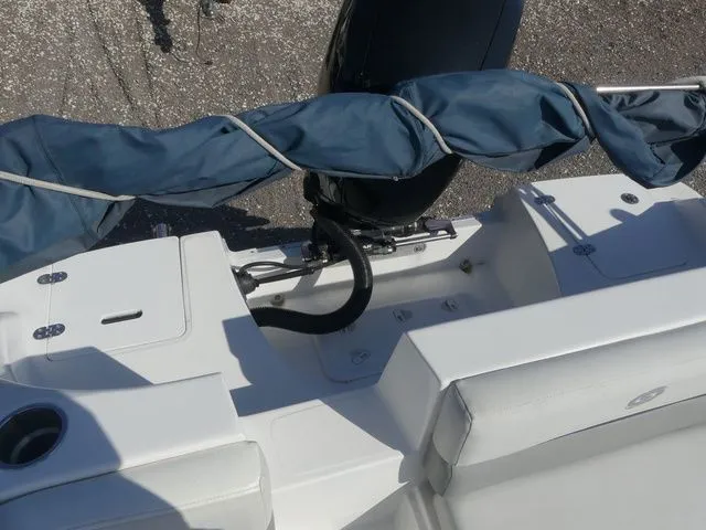 Slide: The Image of Hurricane SunDeck Sport 192 OB 2022 - 16