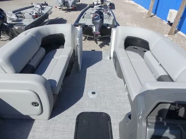 Slide: The Image of Sun Tracker Party Barge 22 RF XP3 2026 - 15