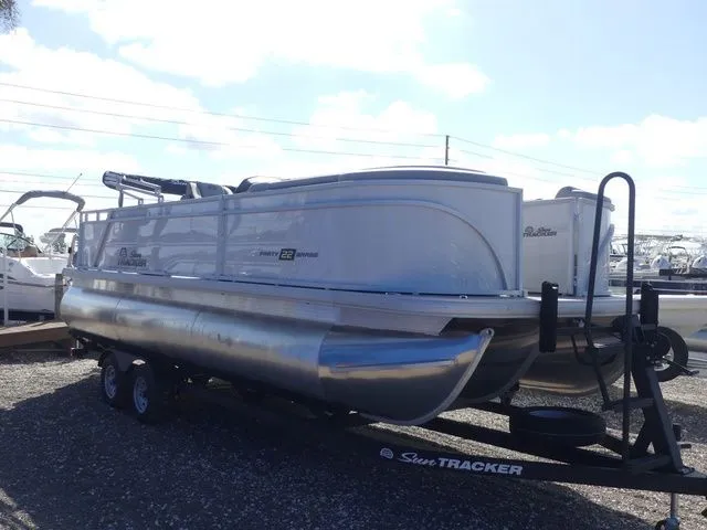 Slide: The Image of Sun Tracker Party Barge 22 RF XP3 2026 - 3