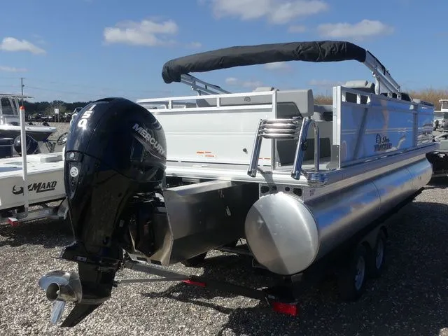 Slide: The Image of Sun Tracker Party Barge 22 RF XP3 2026 - 4