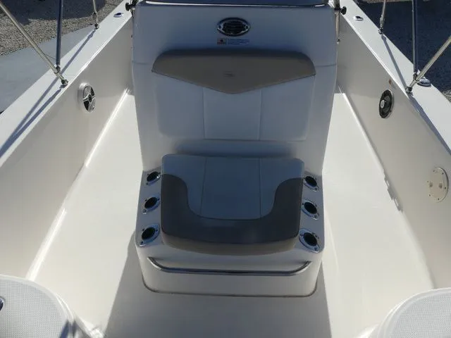 Slide: The Image of Robalo 206 Cayman 2019 - 13