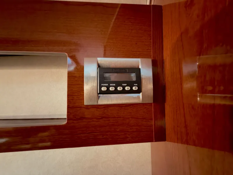 Slide: The Image of Control panel on Sea Ray Sundancer 280, year 2012. - 24