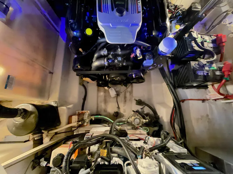 Slide: The Image of Engine compartment of a 2012 Sea Ray Sundancer 280. - 30