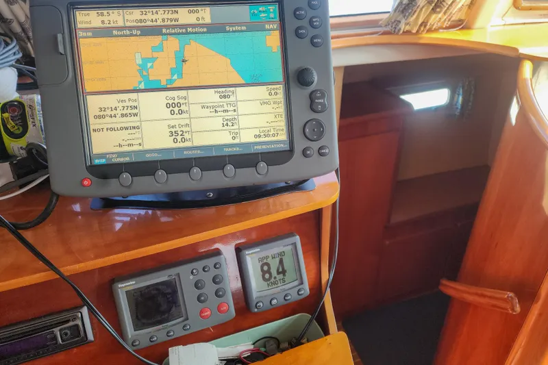 Slide: The Image of Engine compartment of a 2001 Privilege 435 with Yanmar SD 31 component. - 117