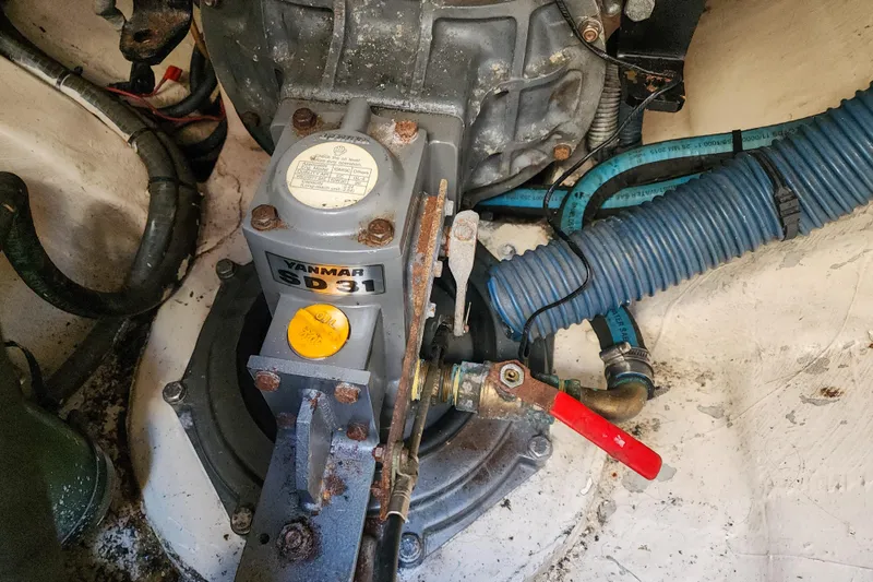 Slide: The Image of Raymarine SmartPilot X30 mounted on Privilege 435, 2001 model, with vertical installation instructions. - 129