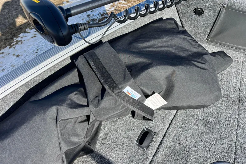 Slide: The Image of 2016 Lund 1675 Impact Sport boat capacity label, 6 persons or 850 lbs, with red cord. - 33