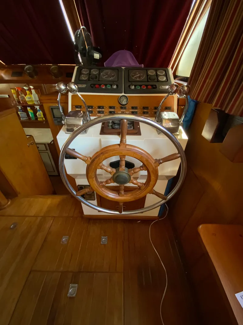 Slide: The Image of Helm of a 1987 President 41 Double Cabin yacht. - 32