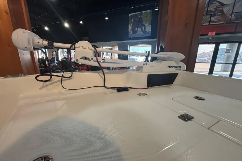 Slide: The Image of Mako Pro Skiff 15 CC 2024 with Minn Kota Maxxum motor. - 3