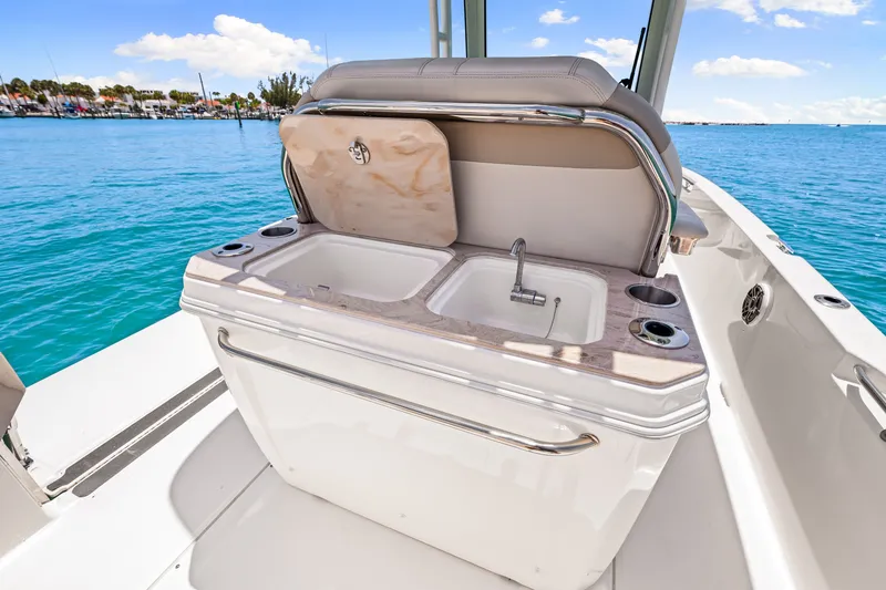 Slide: The Image of Boston Whaler 280 Dauntless 2023 - 15