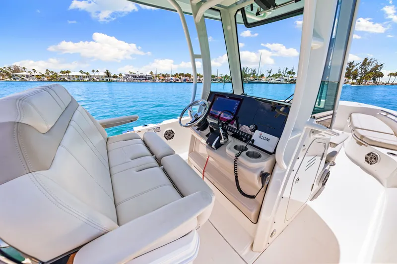 Slide: The Image of Boston Whaler 280 Dauntless 2023 - 17
