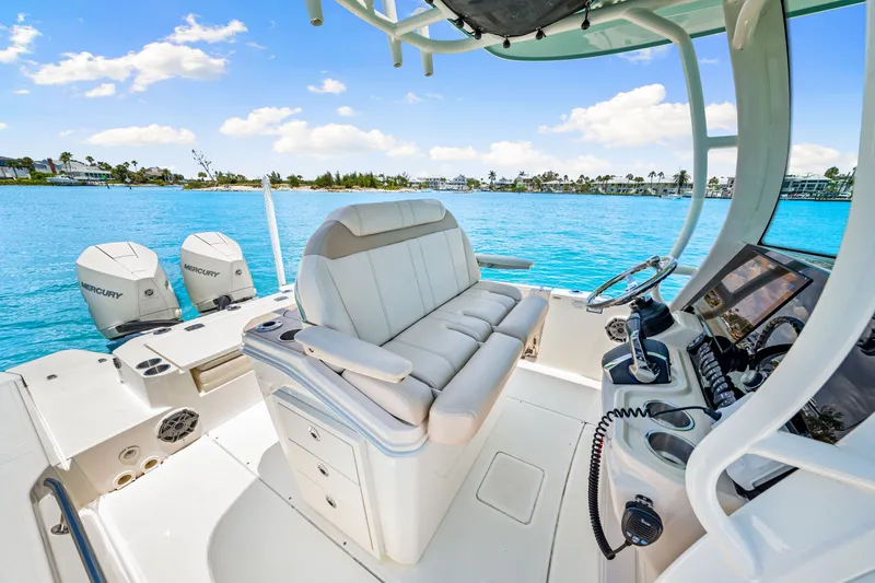 Slide: The Image of Boston Whaler 280 Dauntless 2023 - 19