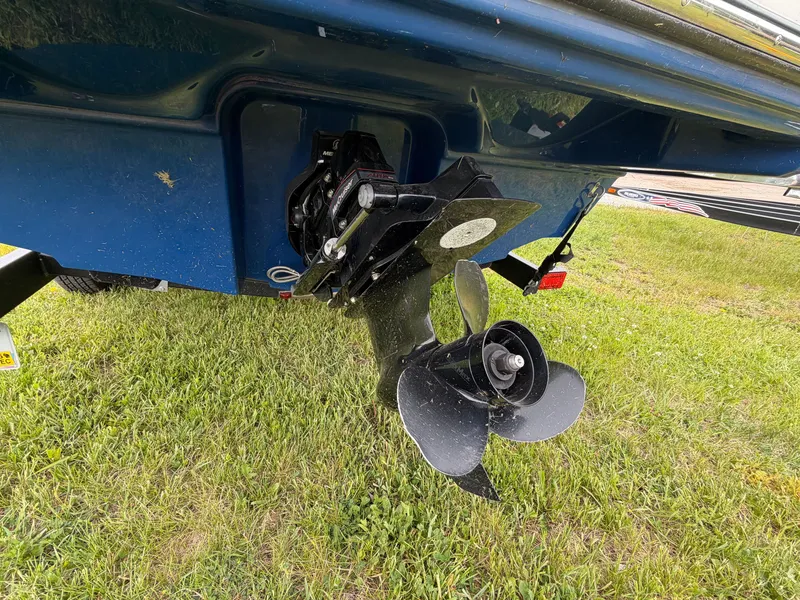 Slide: The Image of Bayliner V45 2019 boat hull with propeller on grass. - 9