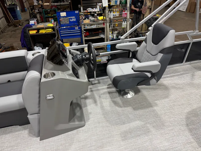 Slide: The Image of Tahoe Sport Rear Fish 2185 & 4-Stroke $32995 2026 - 10