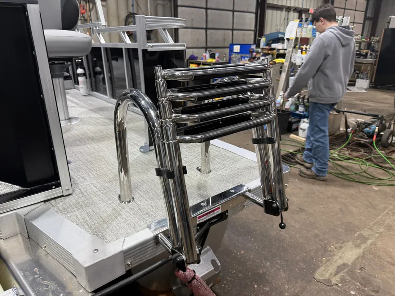 Slide: The Image of Tahoe Sport Rear Fish 2185 & 4-Stroke $32995 2026 - 39