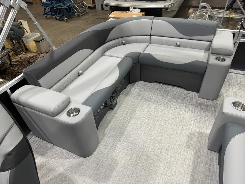 Slide: The Image of Tahoe LTZ 2385 Elite Cruise & Honda 4-Stroke EFI 2026 - 19