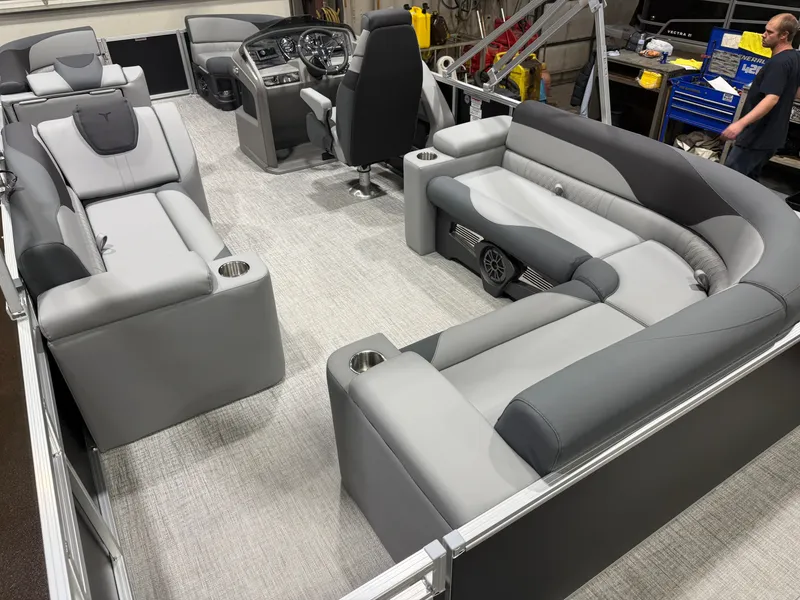 Slide: The Image of Tahoe LTZ 2385 Elite Cruise & Honda 4-Stroke EFI 2026 - 21