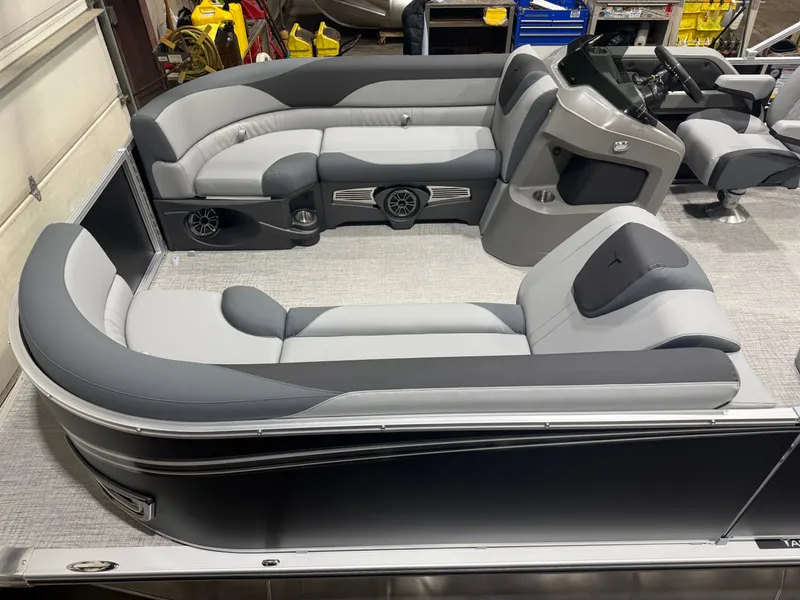 Slide: The Image of Tahoe LTZ 2385 Elite Cruise & Honda 4-Stroke EFI 2026 - 2