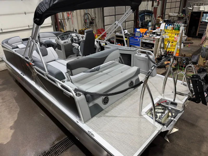The Image of Tahoe LTZ CRB 2385 Cruise Rear Bench Pontoon 2026 - 1