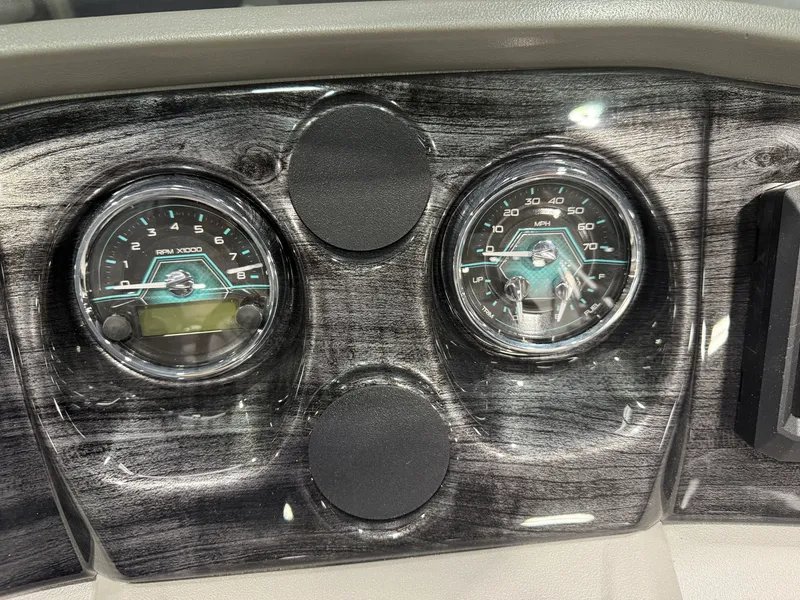 Slide: The Image of Tahoe LTZ 2385 VRB Swingback 2026 - 13