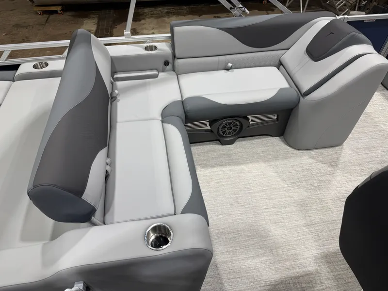 Slide: The Image of Tahoe LTZ 2385 VRB Swingback 2026 - 16