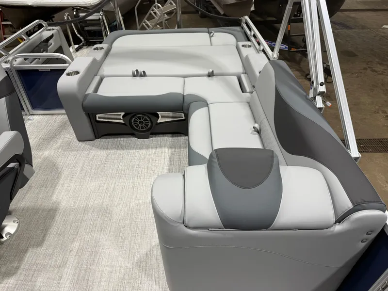 Slide: The Image of Tahoe LTZ 2385 VRB Swingback 2026 - 17