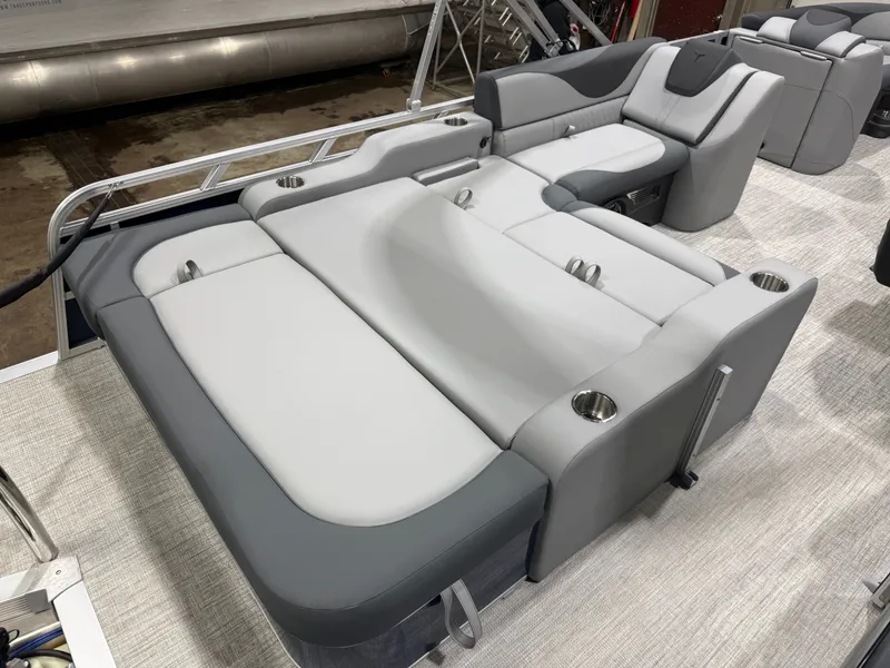 Slide: The Image of Tahoe LTZ 2385 VRB Swingback 2026 - 18