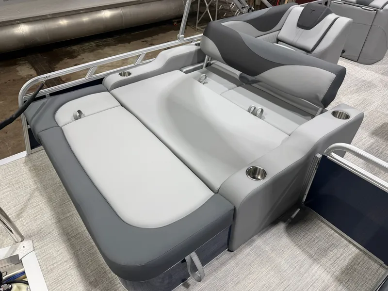 Slide: The Image of Tahoe LTZ 2385 VRB Swingback 2026 - 19